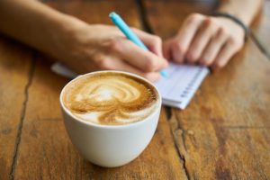 Anfitrião de Hospedagem Reposição de Itens café detergente sabonete