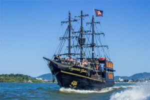 Escuna Barco Pirata em Piçarras Capitão gato